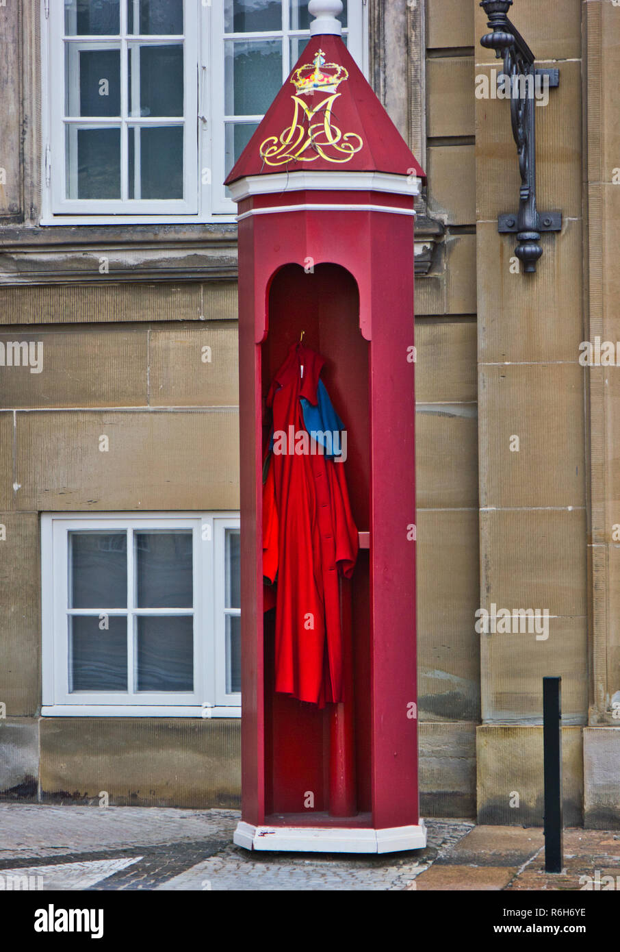 Dänische Königliche Life Guards roten Mantel hängen in Sentry box außerhalb der Amalienborg Palast, Kopenhagen, Dänemark, Skandinavien Stockfoto