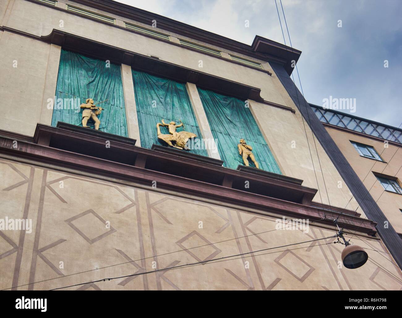 Fassade Relief aus Bronze Skulpturen, Staerekassen, Kopenhagen, Dänemark, Skandinavien. L bis R: - Mozart mit Geige, Eros auf Swan und Shakespeare Stockfoto