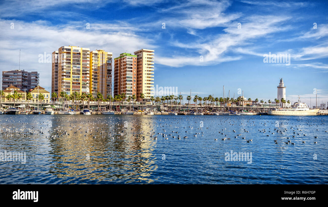 Vista allgemeine del Puerto de Málaga, con la Zona de ocio Muelle Uno y La Farola. Stockfoto