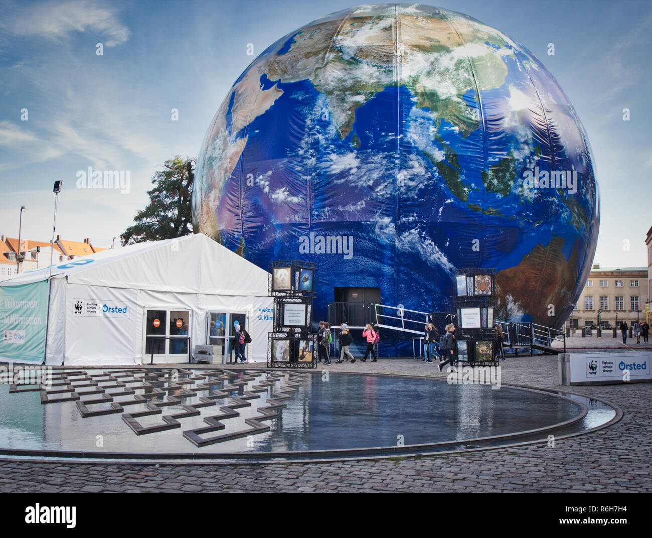 WWF Climate change Ausstellung in riesigen aufblasbaren Globus Thorvaldsens Plads, Kopenhagen, Dänemark. Stockfoto