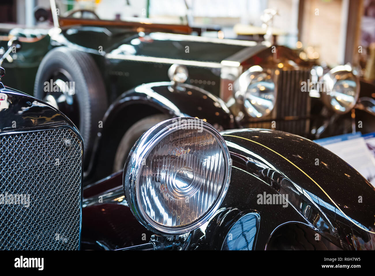 Scheinwerfer Lampe Schwarz Vintage classic car mit Vintage-effekt Stil Bilder. Schwarz classic car Konzept. Selektive konzentrieren. Platz kopieren Stockfoto