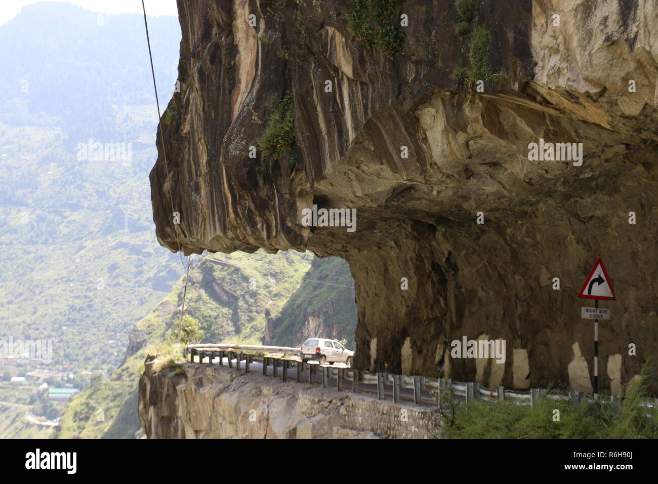 Straße in der SANGRA Tal in der Nähe von Chitkul, Kinnaur, Himachal Pradesh, Indien Stockfoto