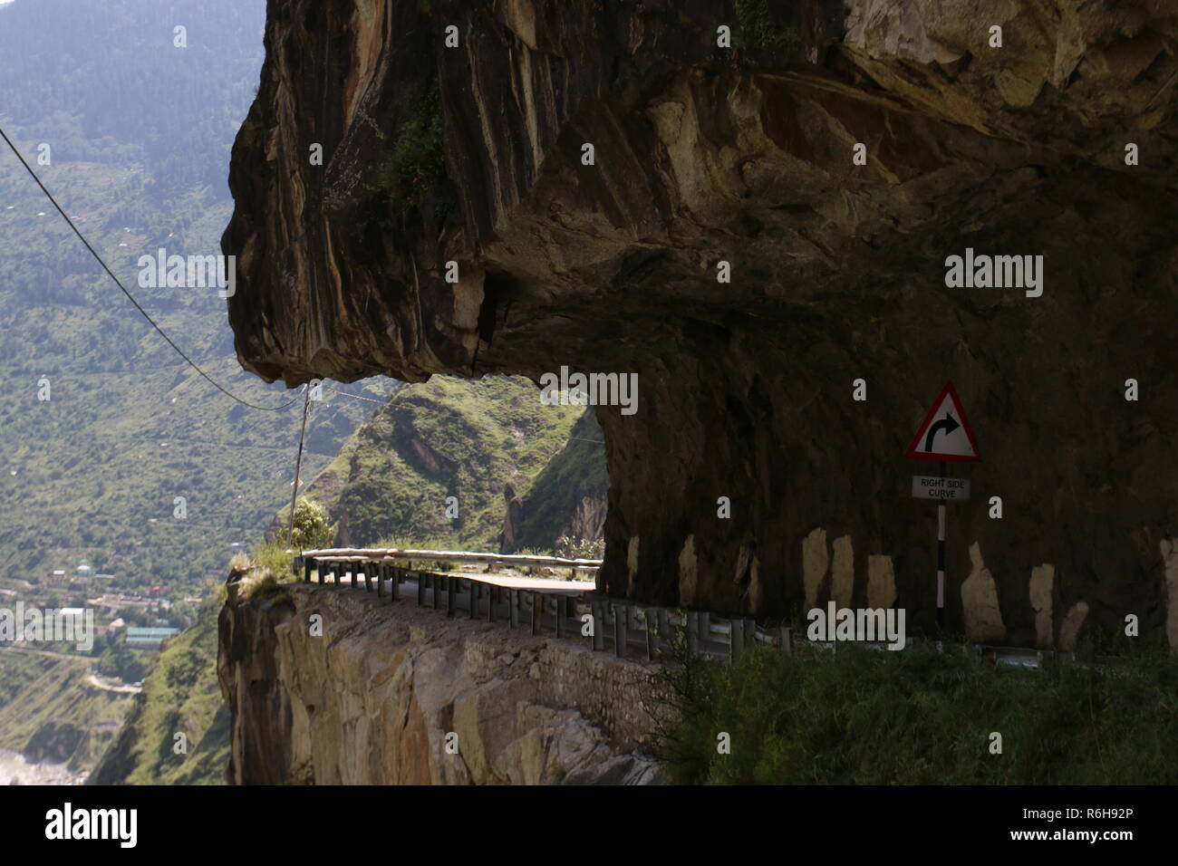 Straße in der SANGRA Tal in der Nähe von Chitkul, Kinnaur, Himachal Pradesh, Indien Stockfoto