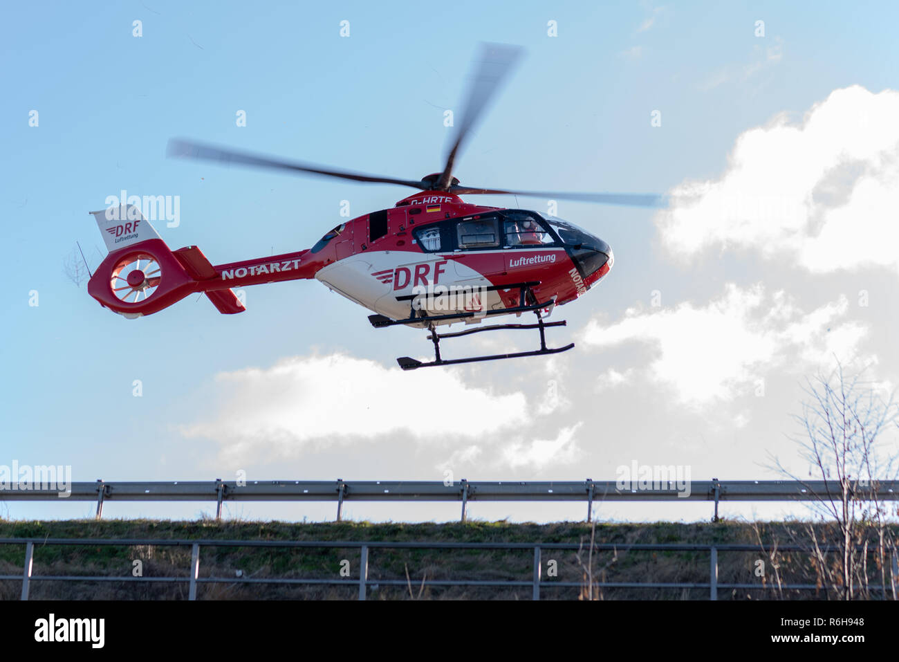 Magdeburg, Deutschland - Dezember 4, 2018: Der Rettungshubschrauber Christoph 36 Startet nach einem Unfall auf der Autobahn 2 in der Nähe von Magdeburg. Die h Stockfoto