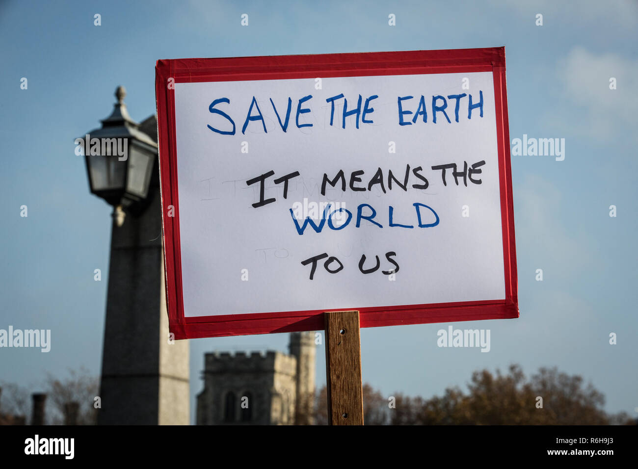 Aussterben Rebellion Klima Demonstranten In London Versammelt Die Funf Wichtigsten Brucken Uber Die Themse Anspruchsvolle Klimapolitik Zu Blockieren Grossbritannien Stockfotografie Alamy