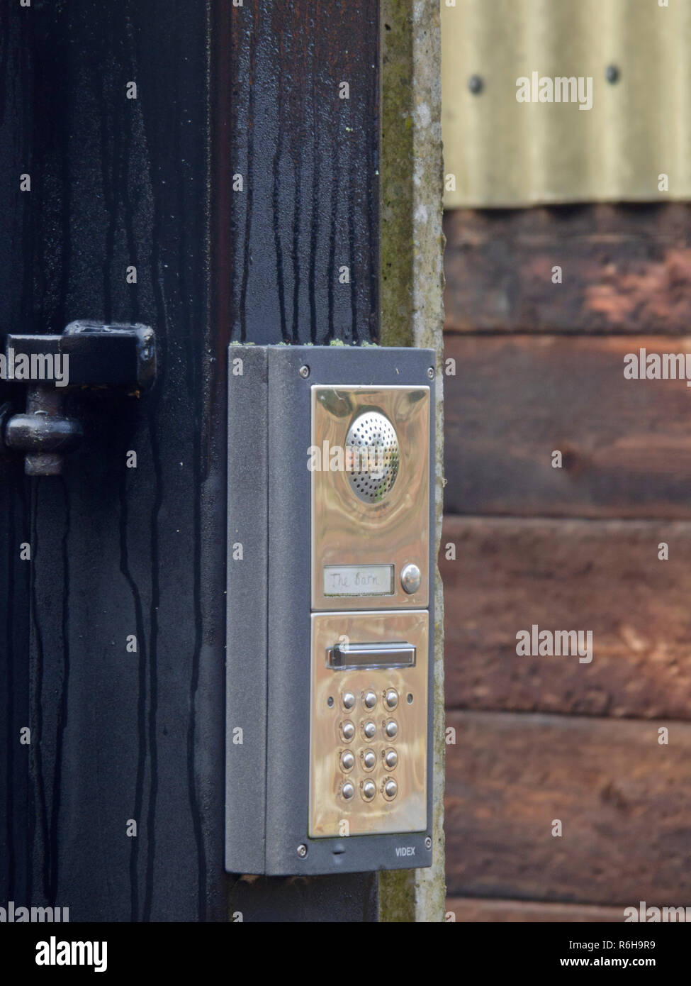 Elektronische Kombination Tastatursperrung und Intercom System auf eine Reihe von Toren, Großbritannien Stockfoto