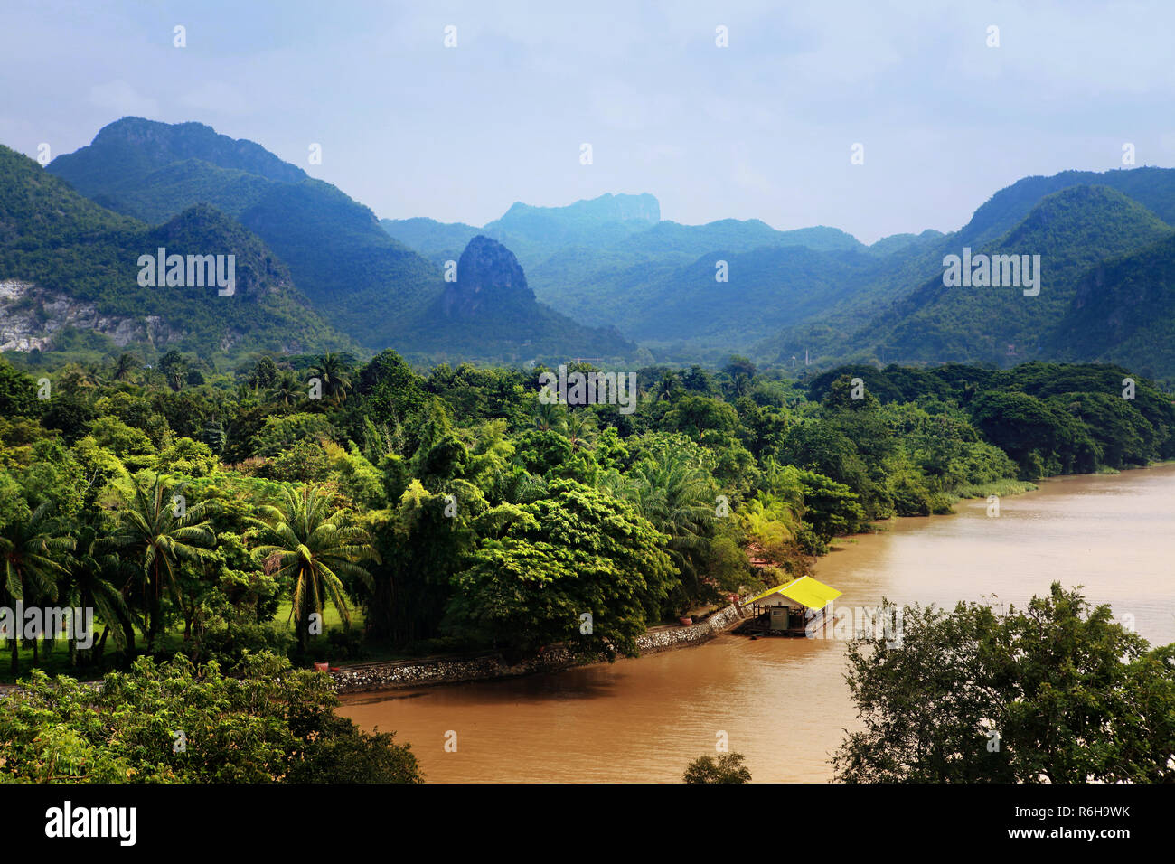 Blauer Himmel über Khwae Yai River, der in Thailand ist Stockfoto