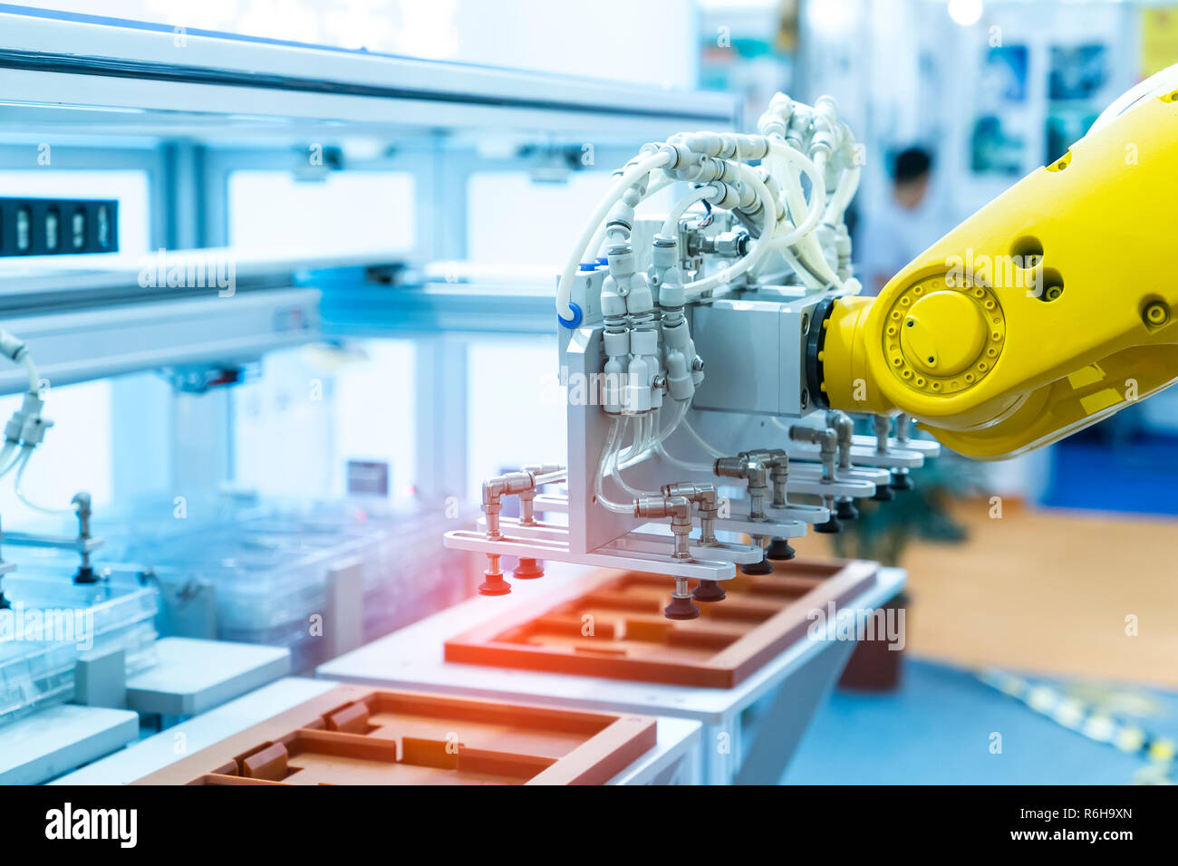 Roboterarm Produktionslinien moderner industrieller Technologie. Automatisierte Fertigungszelle. Stockfoto