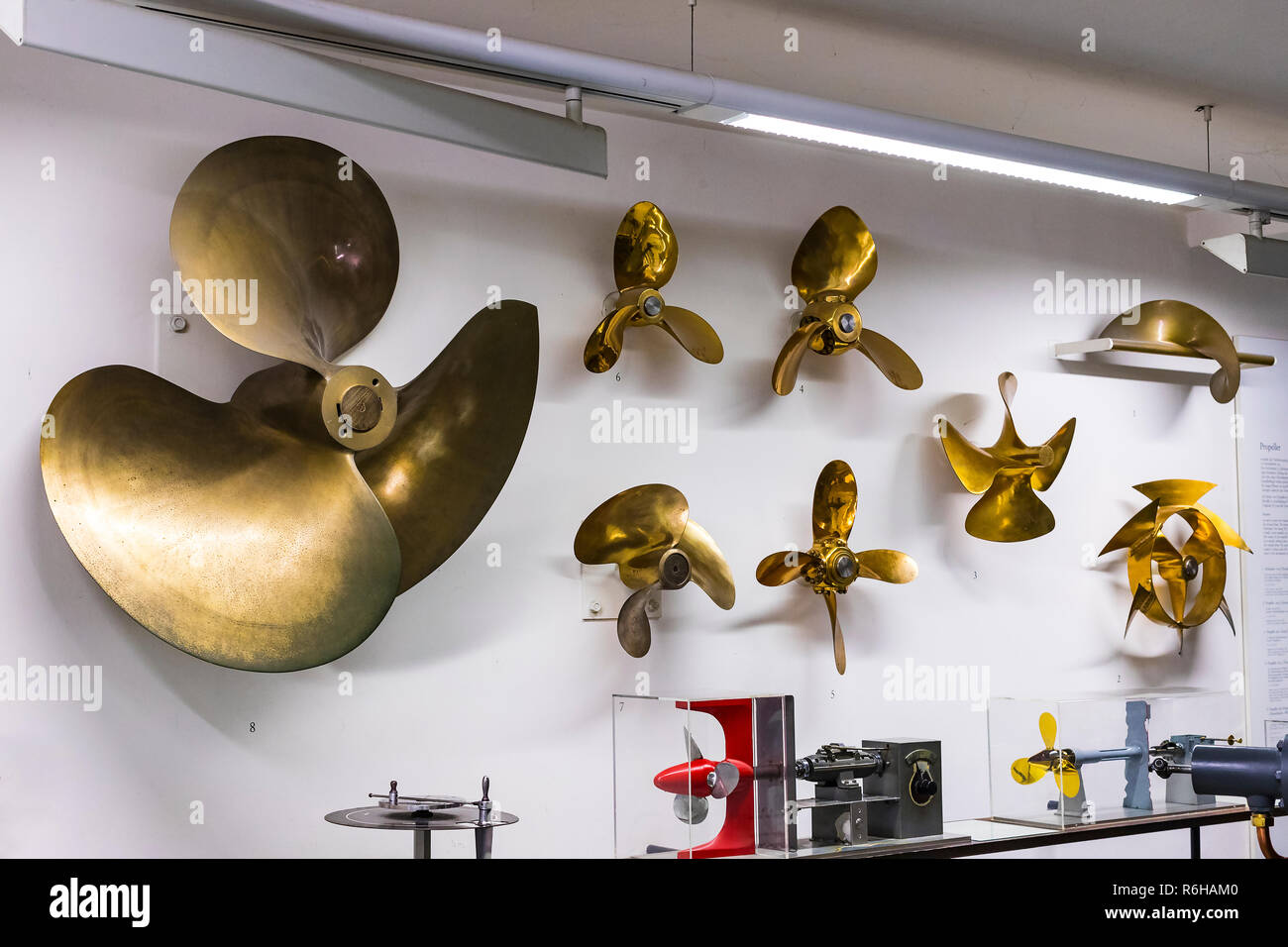 München, Deutschland - 26 November, 2018: Das Deutsche Museum für Wissenschaft und Technologie Leistung stellt die Geschichte des Schiffbaus und der Entwicklung Stockfoto