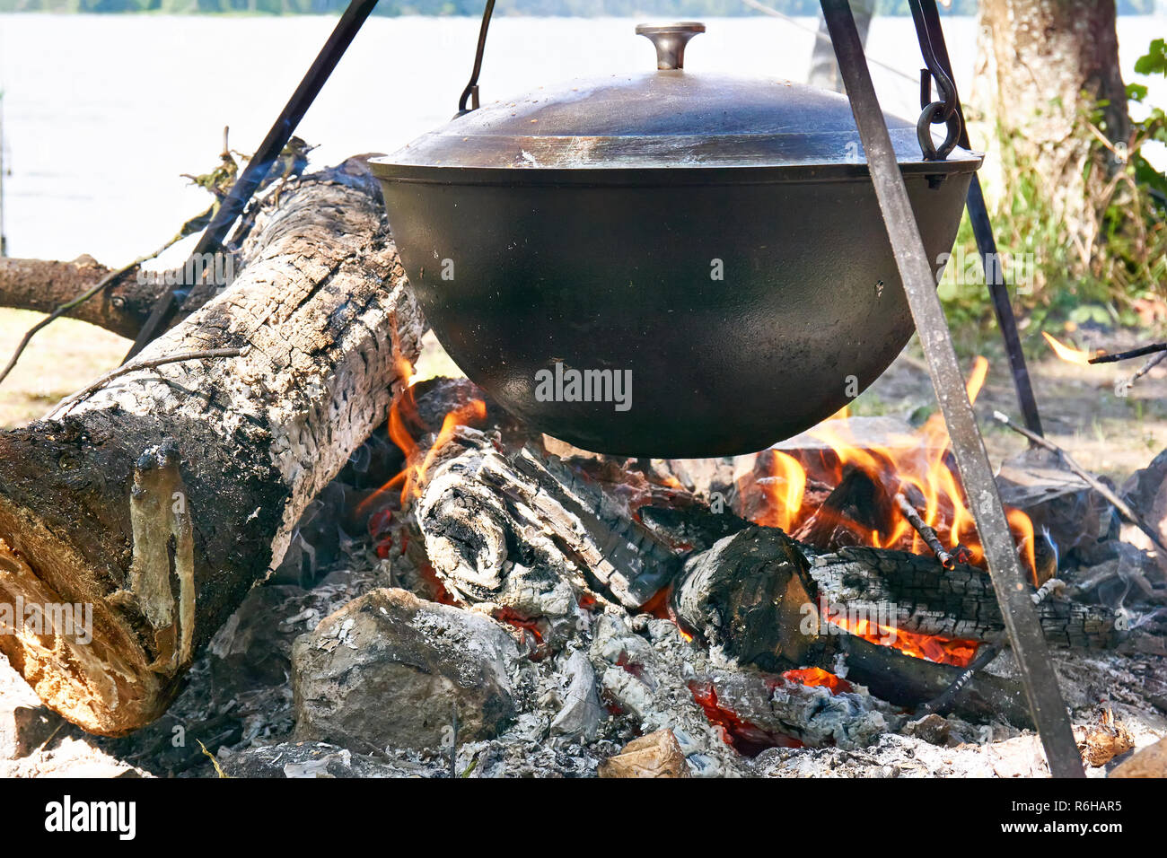 Großen schwarzen Topf am Lagerfeuer Stockfoto