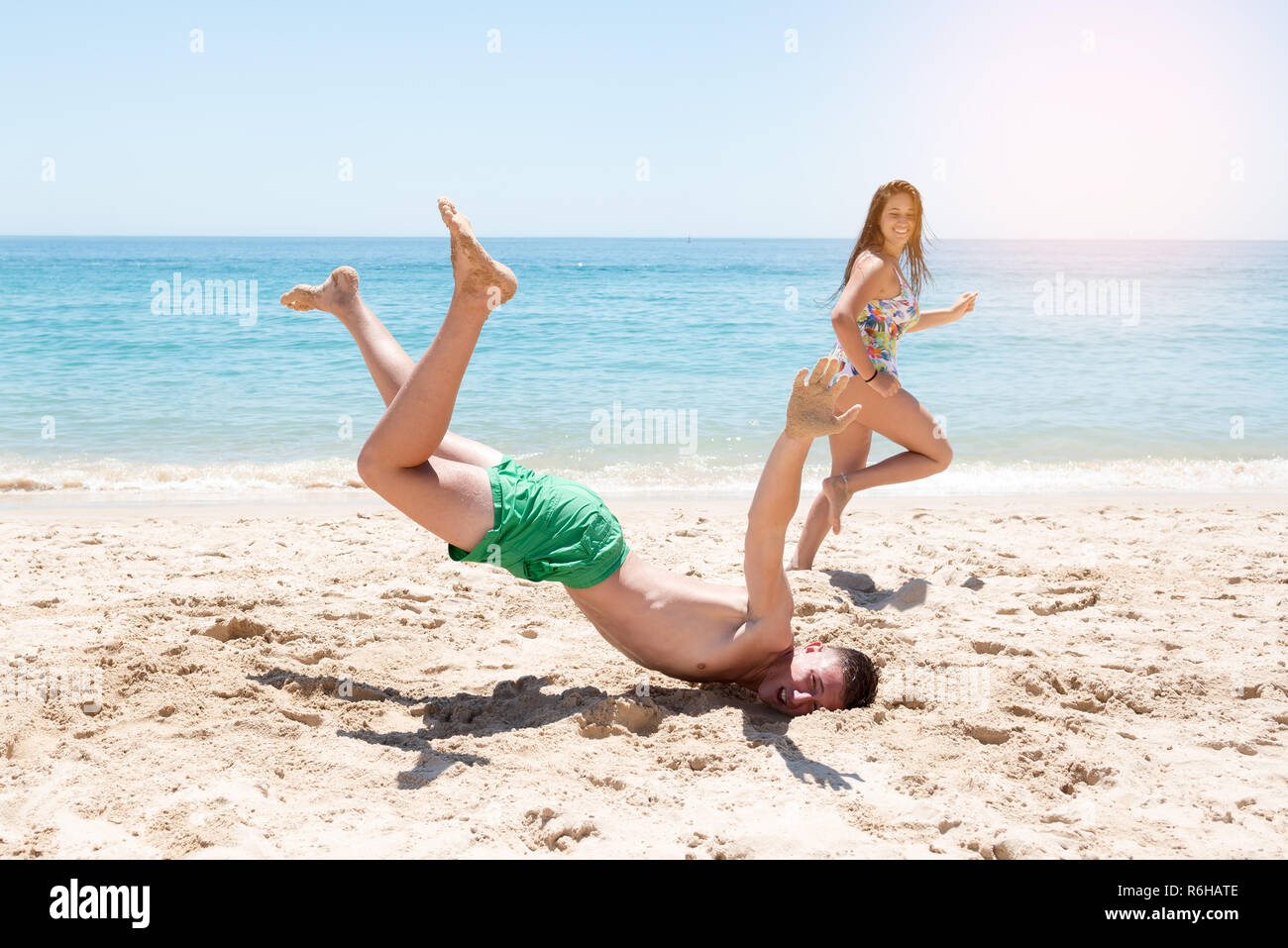 Junge fallen in den Strand Stockfoto