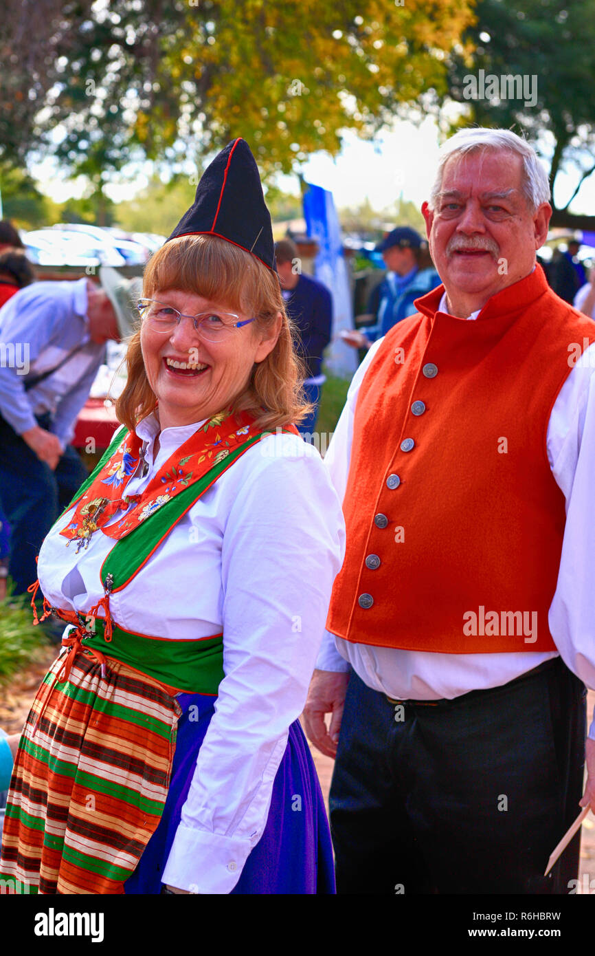 Mann&Frau der Danish-American club tragen traditionelle dänische winter Kostüme in Tucson, AZ Stockfoto