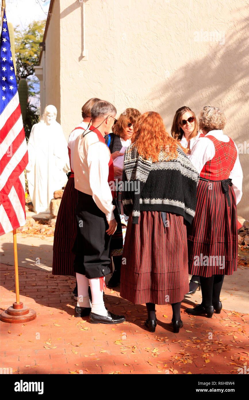 Frauen der Danish-American club tragen traditionelle dänische winter Kostüme in Tucson, AZ Stockfoto