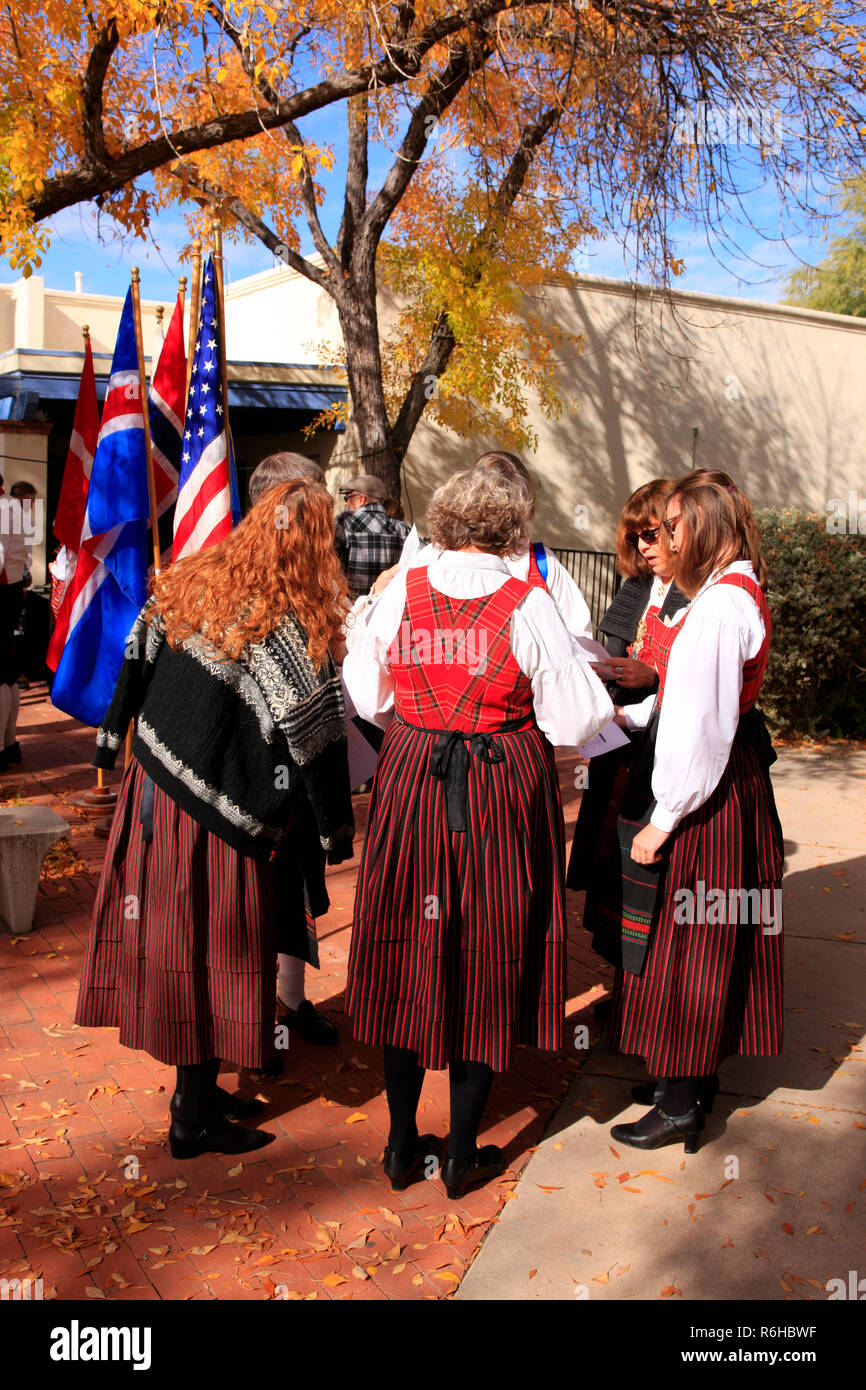 Frauen der Danish-American club tragen traditionelle dänische winter Kostüme in Tucson, AZ Stockfoto