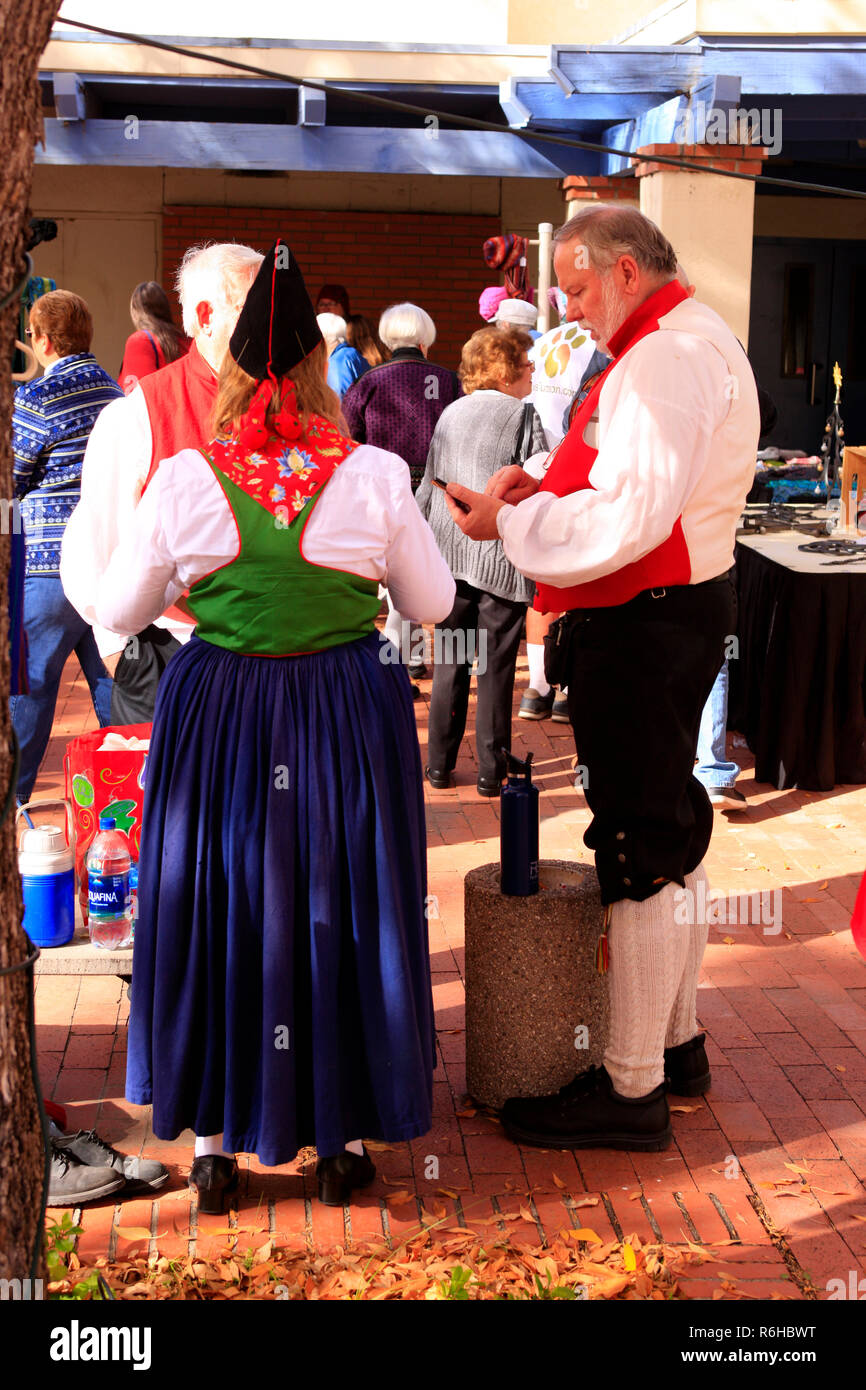 Männer & Frauen der Danish-American club tragen traditionelle dänische winter Kostüme in Tucson, AZ Stockfoto