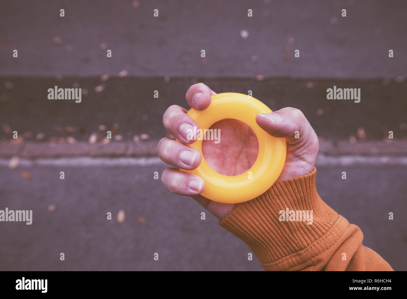 Männliche Handgriffe Anti-stress-Ring aus Gummi im Freien, in der Nähe Stockfoto