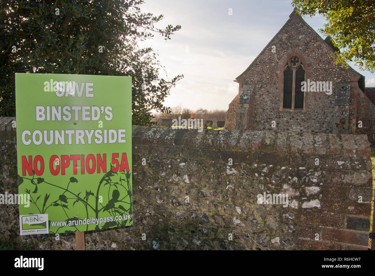 Keine Option 5 ein Protest Zeichen außerhalb der St. Mary's Kirche gegen die neue Arundel Bypass, Binsted, West Sussex. Binsted ist ein Dorf in Folklore durchtränkt Stockfoto