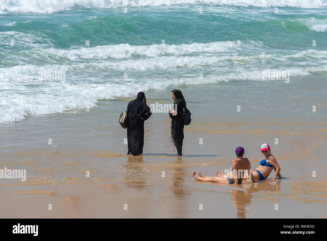 Verschiedene Kulturen treffen am Strand von Jaffa, Tel Aviv, Israel Stockfoto