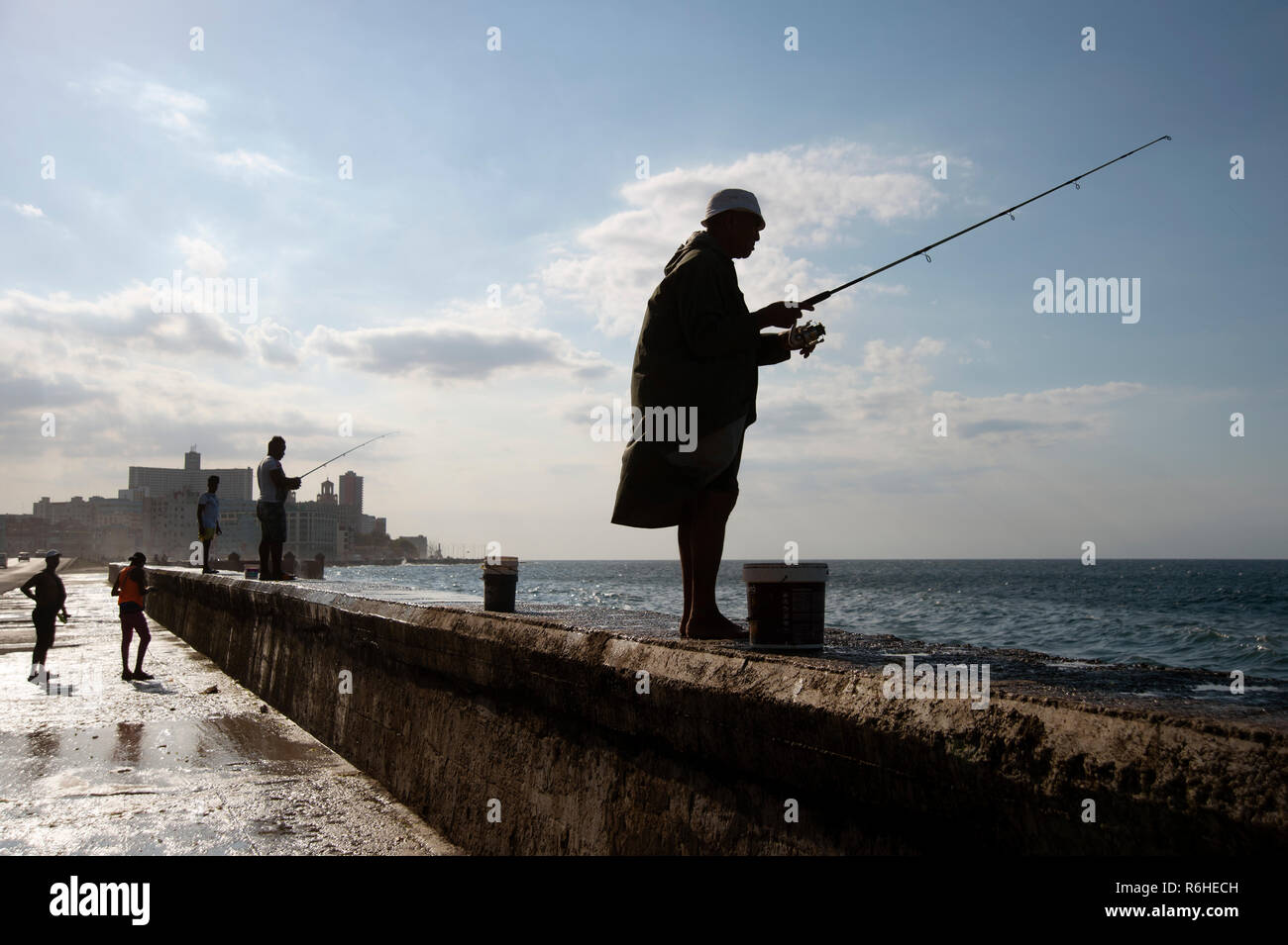 Kubanischen Männer angeln aus der Wand entlang des Malecon in Havanna, Kuba Stockfoto
