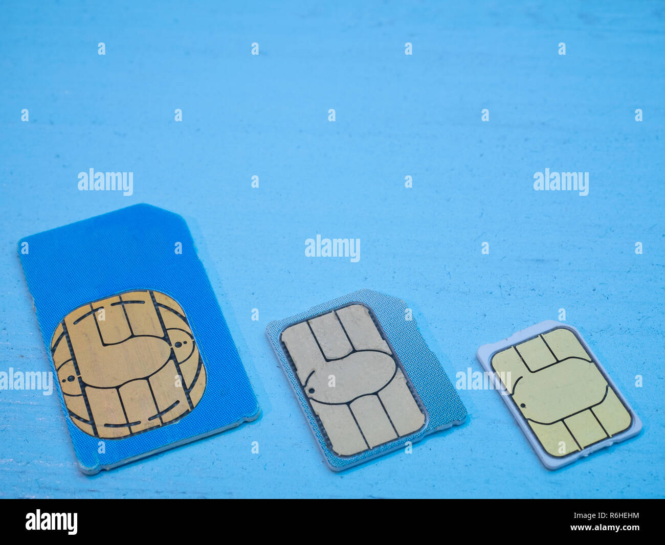 Drei SIM-Karten Standart, Mikro, Nano 4G LTE 5 g auf blauem Hintergrund bereit. Low Angle Shot Stockfoto