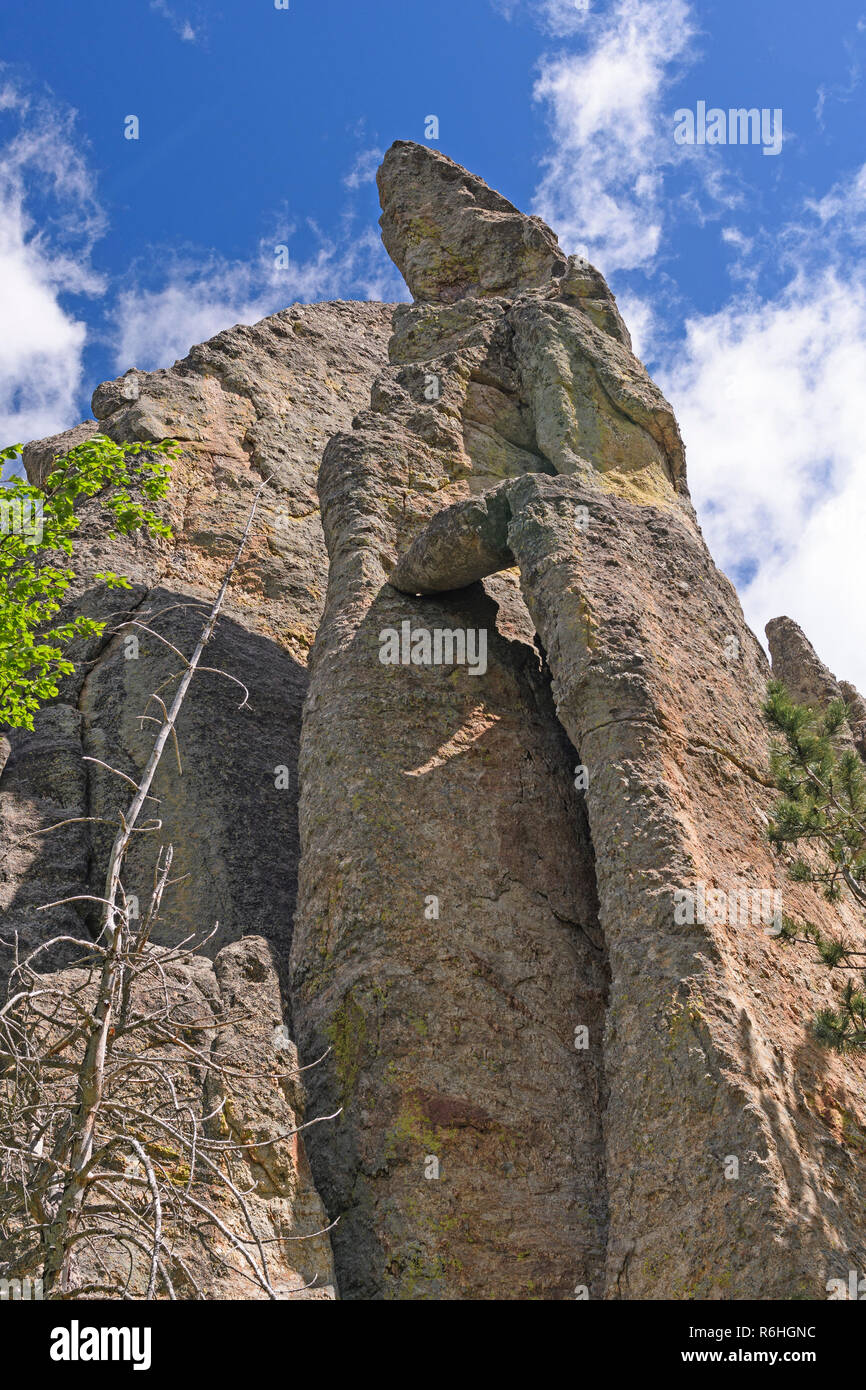 Gebrochene Pinnacle, die auf den Himmel Stockfoto