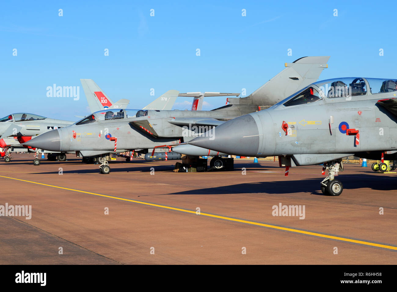 Royal Air Force RAF Panavia Tornado GR4 Jet Kampfflugzeug Bomberflugzeug bei Royal International Air Tattoo, RIAT, RAF Fairford Air Show. Statische Anzeige Stockfoto