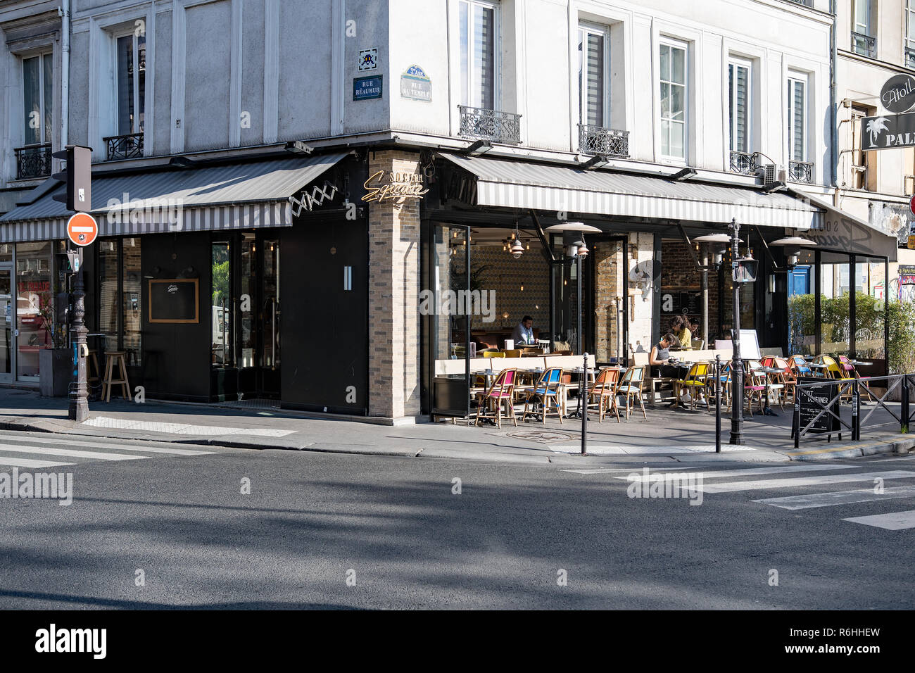 Gemütliche Straße mit Tabellen der Cafe in Paris. Stockfoto