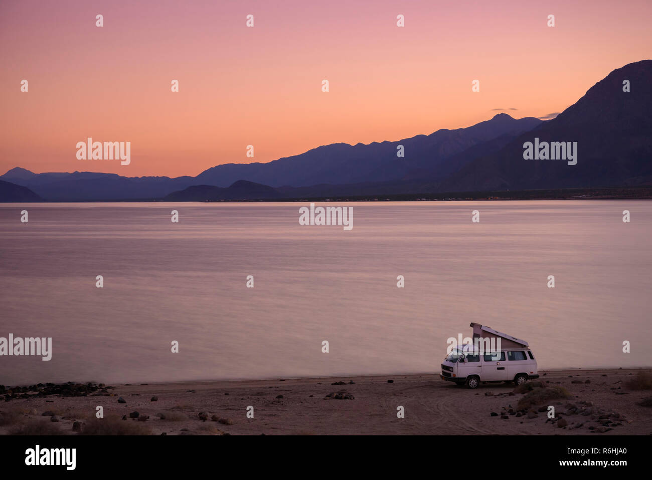 VW Westfalia am Strand von Bahia de los Angeles auf dem Meer von Cortez, Baja California, Mexiko. Stockfoto