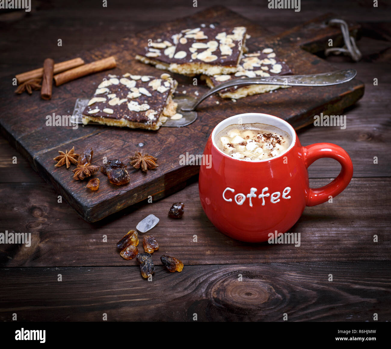 Rot Keramik Becher mit Kaffee und Marshmallows Stockfoto