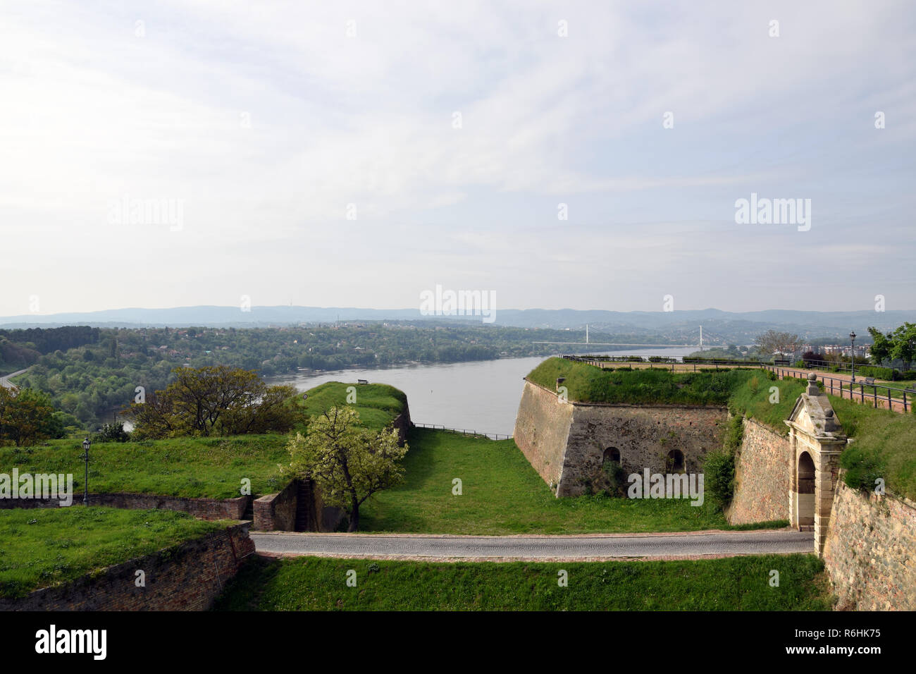 Festungsmauern in der Nähe von dunabe River. - Die Festung Petrovaradin Novi Sad, Serbien. Stockfoto