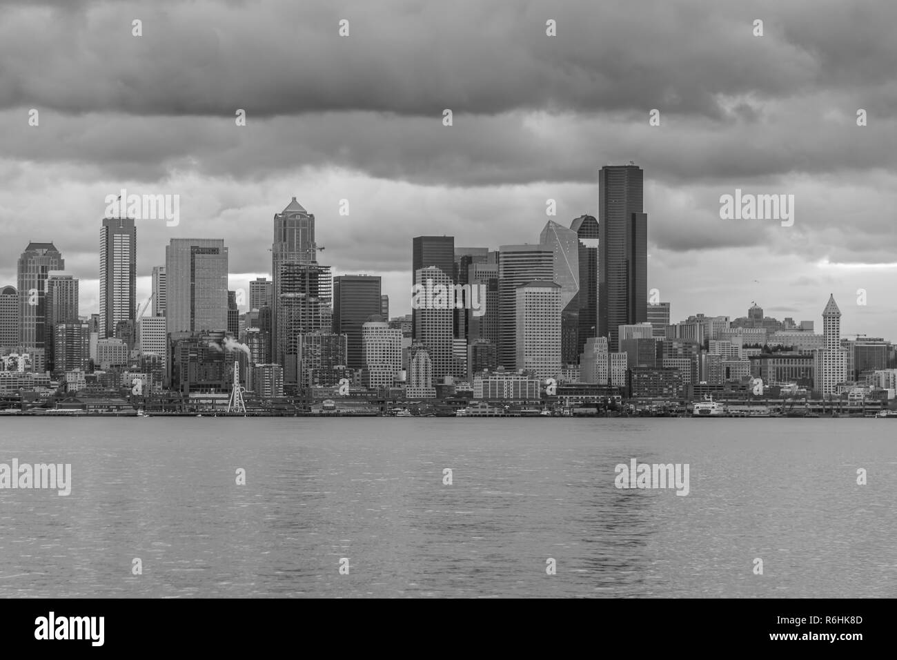 Blick auf die Skyline von Seattle als Nacht Ansätze. Schwarz-weiß-Bild. Stockfoto