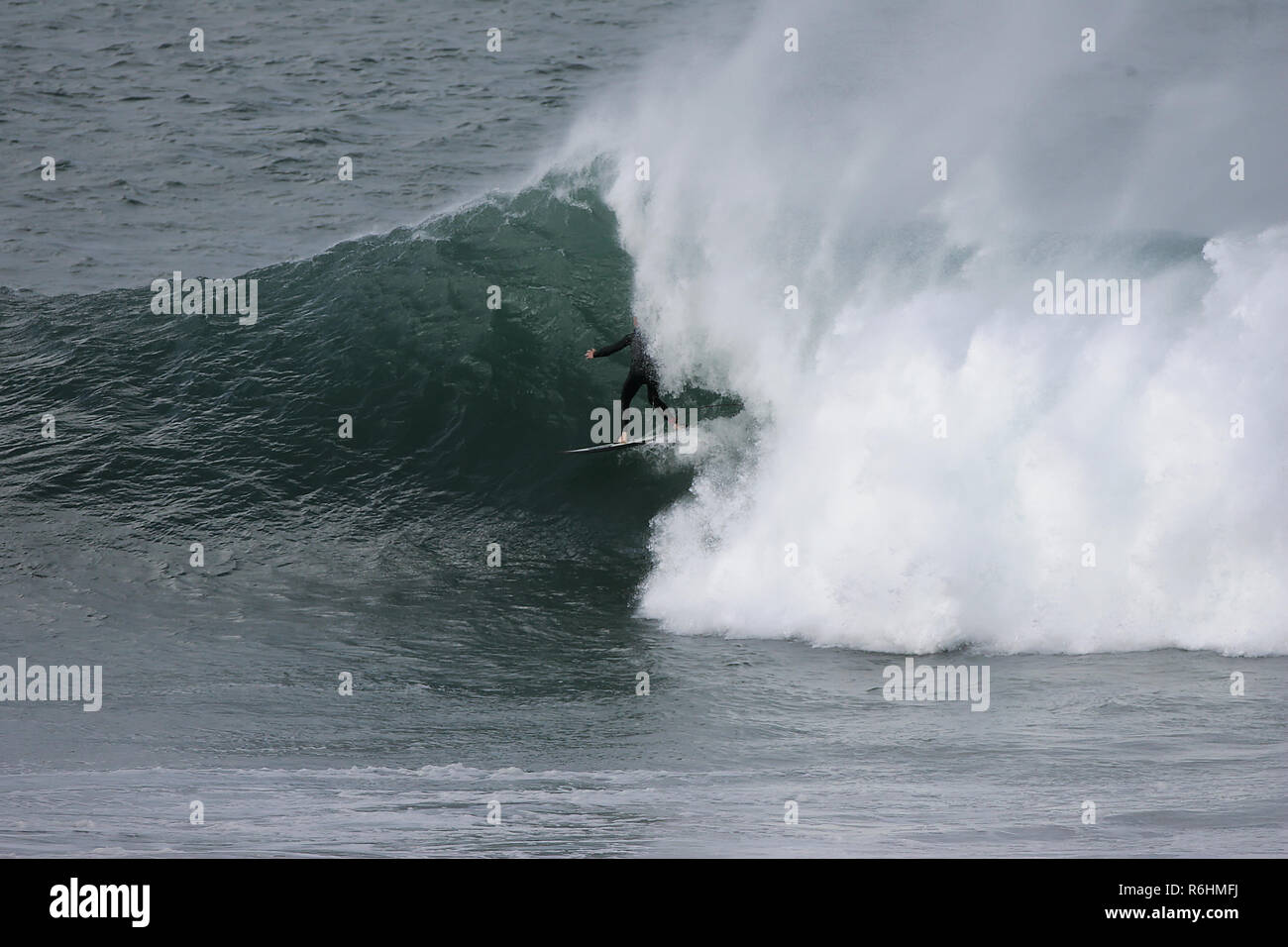 Big Wave surfen an Newquay Cribbar Punkt an Fistral Bay, Cornwall, Großbritannien Stockfoto