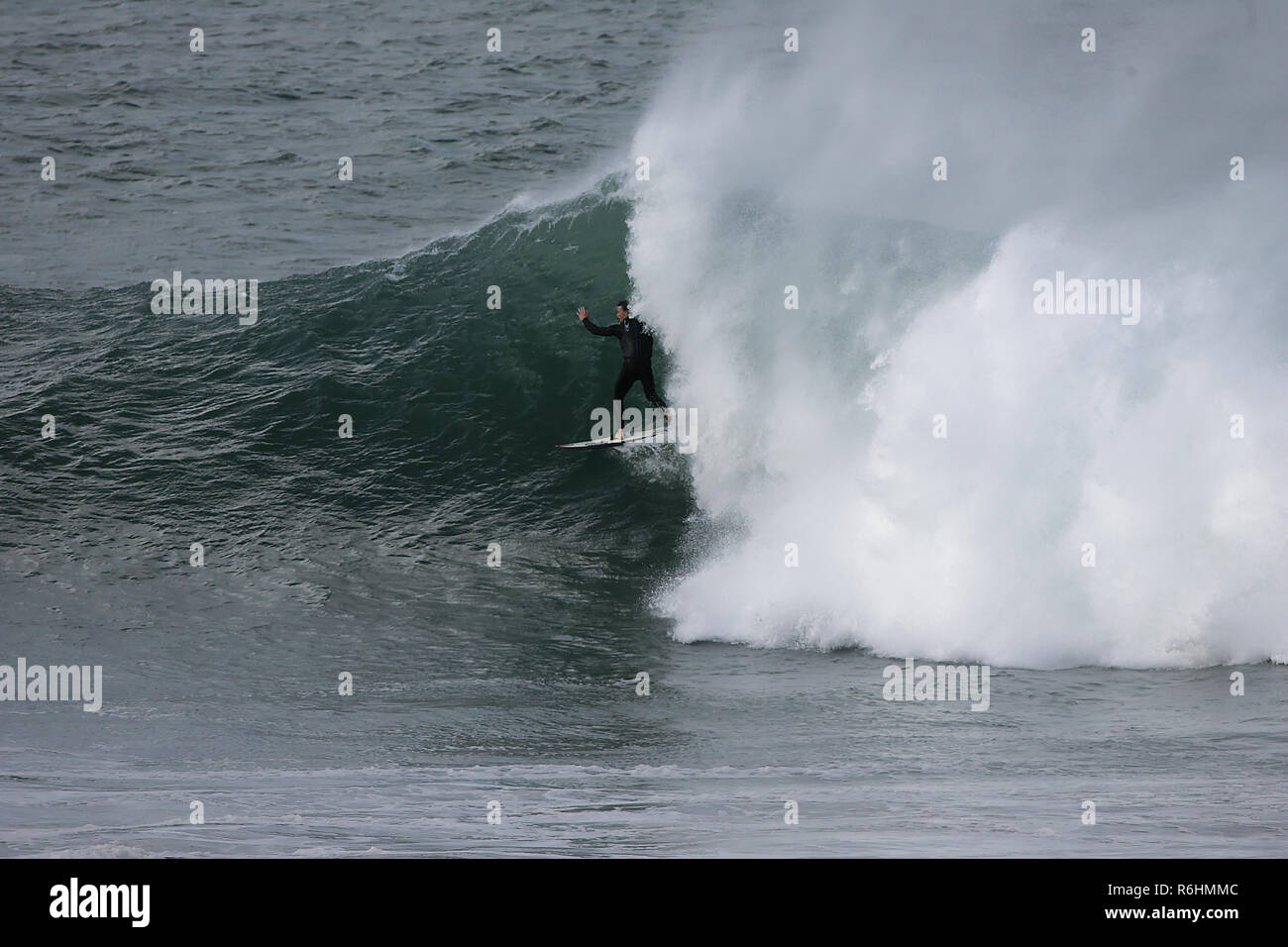 Big Wave surfen an Newquay Cribbar Punkt an Fistral Bay, Cornwall, Großbritannien Stockfoto