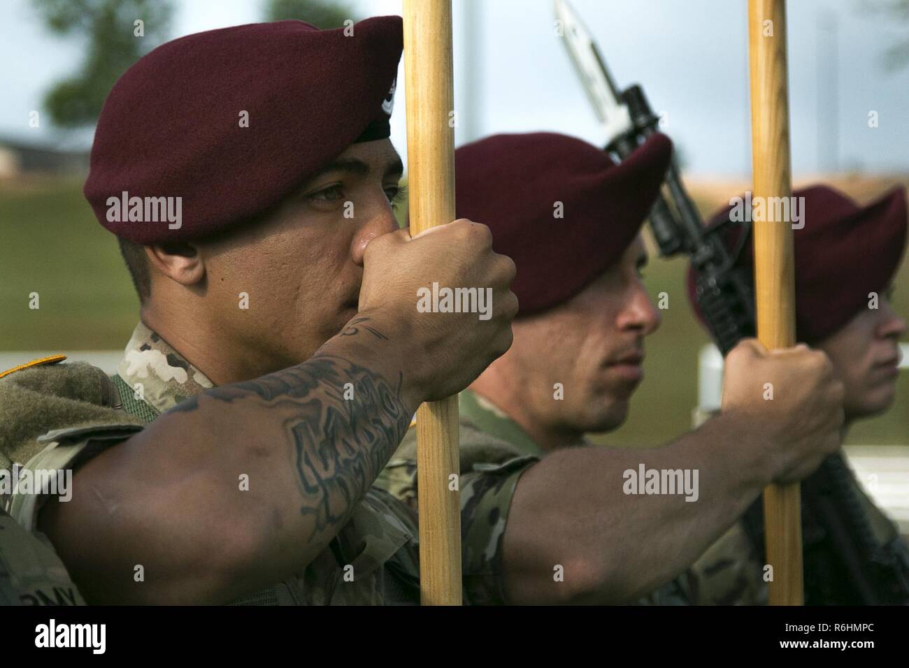 Fallschirmjäger ab 1 Battalion, 508Th Parachute Infantry Regiment, 3. Brigade Combat Team, 82nd Airborne Division, bleibt stoisch, während sie von Richter während der Alle amerikanischen Woche Color Guard Wettbewerb auf Fort Bragg, N.C., 18. Mai 2017 überprüft wird. Der Wettbewerb ist gehalten, um zu sehen, wem die Chance als Color Guard während der Ereignisse der amerikanischen Woche Feier durchführen zu gewinnen. Stockfoto