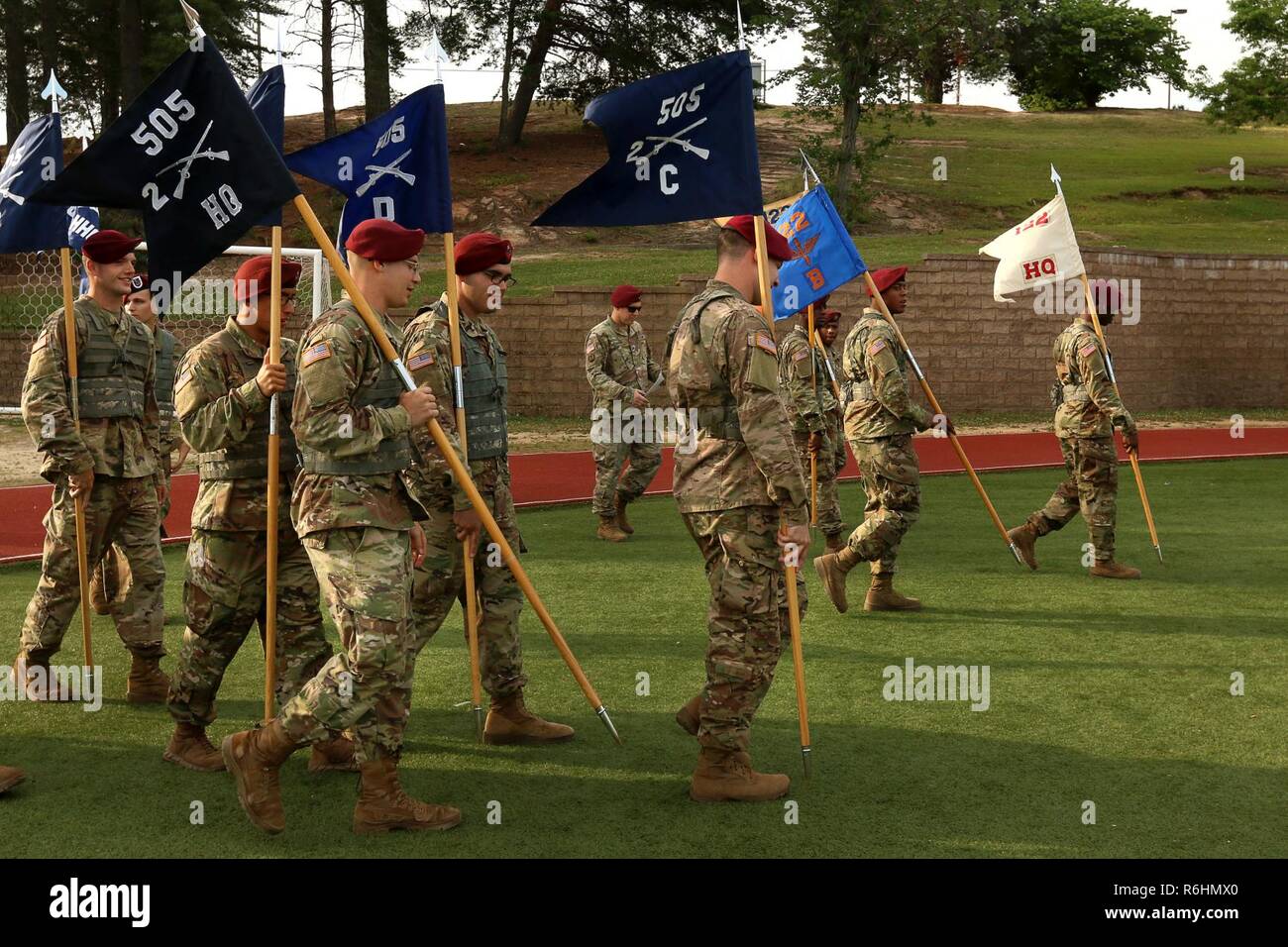 Fallschirmjäger aus aller der 82nd Airborne Division versammeln sich auf dem Gebiet der towle Stadion für ihre abschließende Inspektion während der Alle amerikanischen Woche Color Guard Wettbewerb auf Fort Bragg, N.C., 19. Mai 2017 vorzubereiten. Der Wettbewerb ist gehalten, um zu sehen, wem die Chance als Color Guard während der Ereignisse der amerikanischen Woche Feier durchführen zu gewinnen. Stockfoto