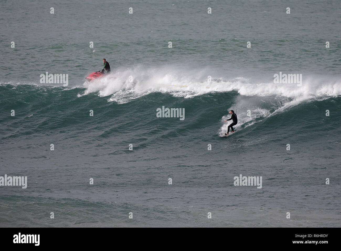 Big Wave surfen an Newquay Cribbar Punkt an Fistral Bay, Cornwall, Großbritannien Stockfoto