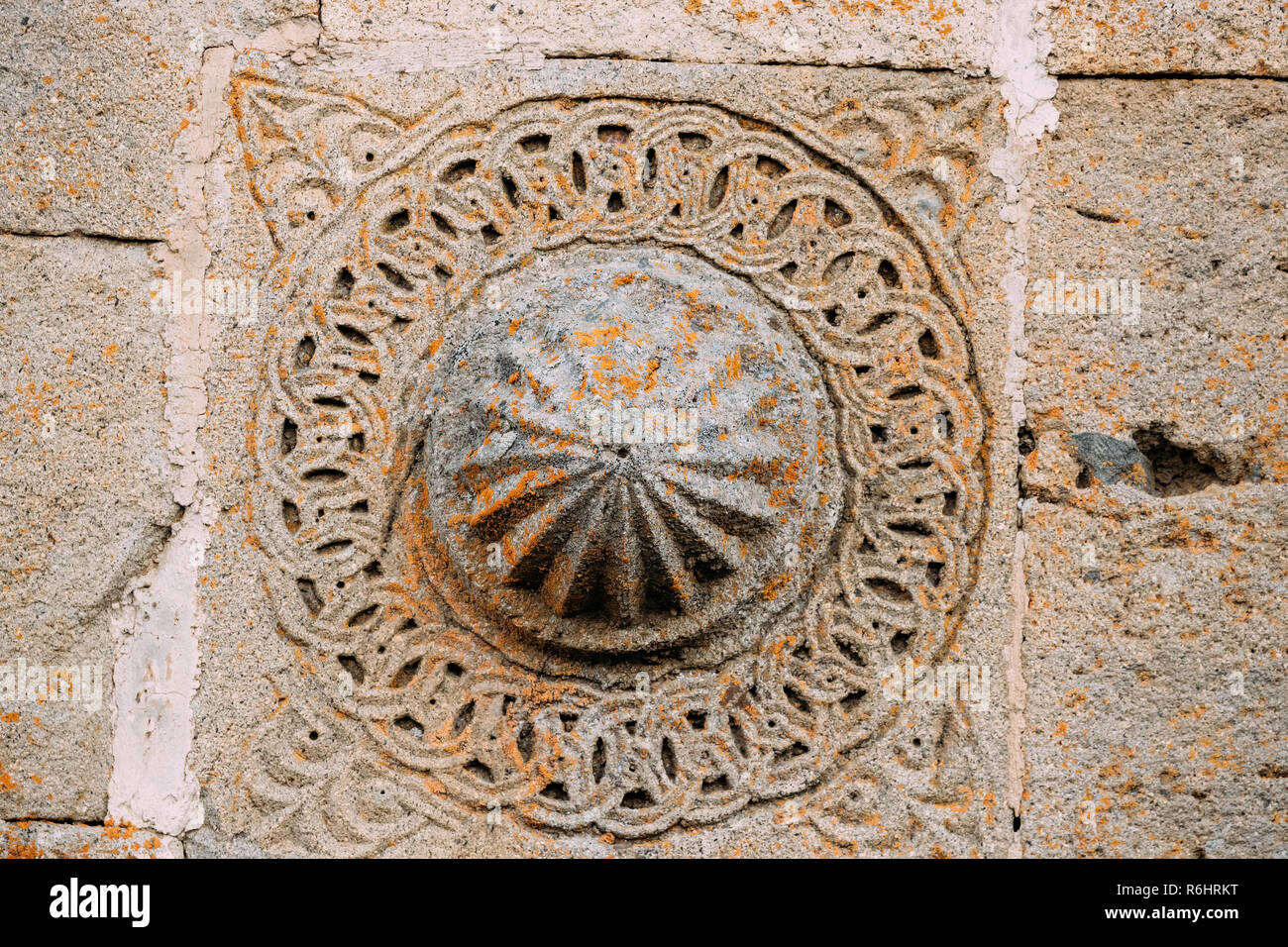 Stepantsminda, Gergeti, Georgia. Architektonische Details Muster des Reliefs an der Wand von gergeti Trinity Church. Tsminda Sameba - Kirche der Heiligen Dreifaltigkeit Stockfoto