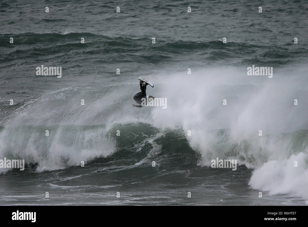 Big Wave surfen an Newquay Cribbar Punkt an Fistral Bay, Cornwall, Großbritannien Stockfoto