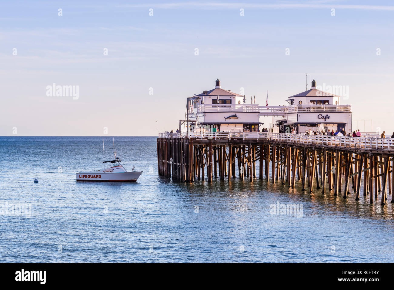 Dezember 2, 2018 Malibu/CA/USA - Sonnenuntergang Blick von Malibu Pier; Menschen spazieren oder Angeln an einem sonnigen Tag Stockfoto