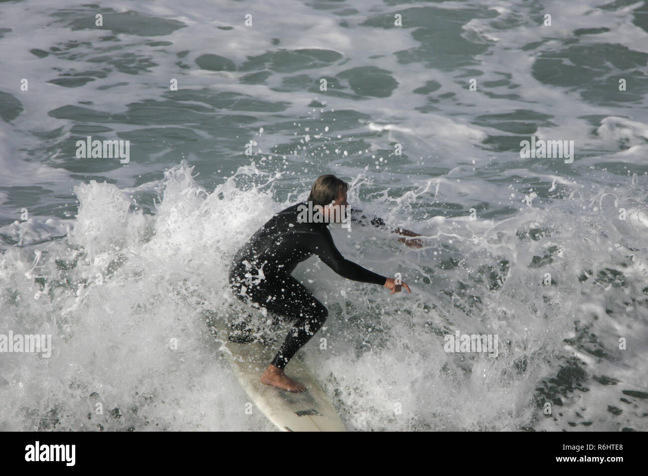 Big Wave surfen an Newquay Cribbar Punkt an Fistral Bay, Cornwall, Großbritannien Stockfoto