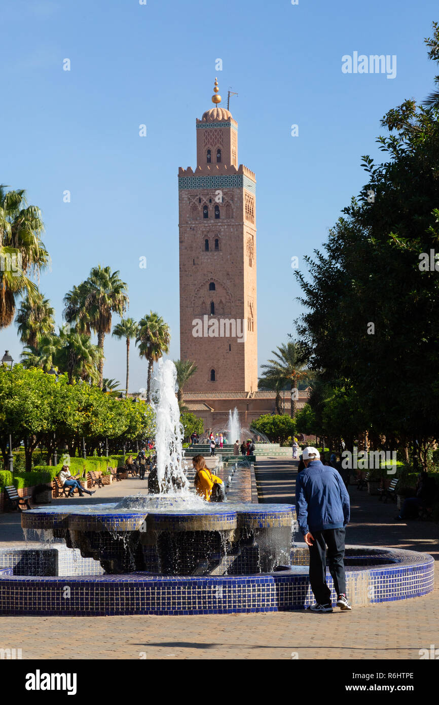Moschee Koutoubia, Marrakesch, mit Brunnen und Gärten, - die größte und älteste Moschee in Marrakesch, Marokko, Nordafrika Stockfoto