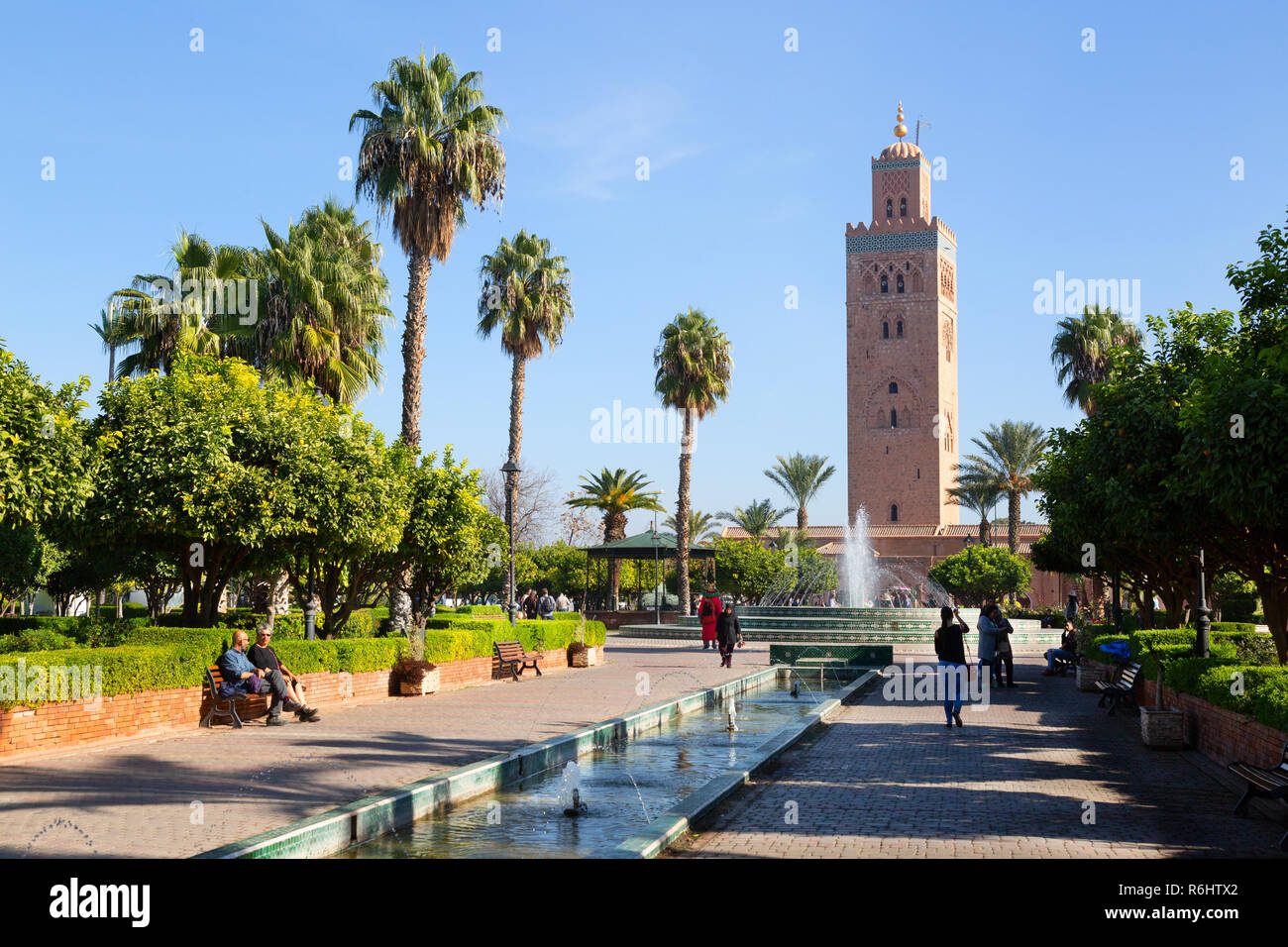 Moschee Koutoubia, Marrakesch, mit Brunnen und Gärten, - die größte und älteste Moschee in Marrakesch, Marokko, Nordafrika Stockfoto