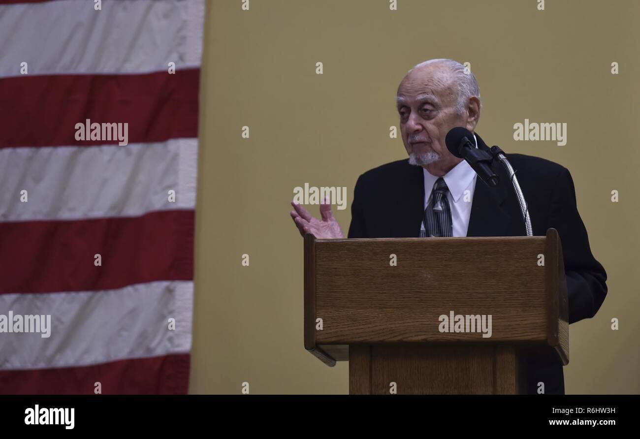 Wilhelm Becker, ehemaliges Mitglied der 801st und 492nd Bombardierung Gruppe, bekannt als die Spekulanten, spricht während Air Force Special Operations Command's 2016 hervorragende Flieger des Jahres Bankett bei Hurlburt Field, Fla., 10. Mai 2017. Die 801St BG war im Harrington Feld, England, im September 1943 gegründet. Fast ein Jahr später, es wäre wie die 492Nd redesignated BG, eine Abdeckung für Ihre geheime Mission - Betrieb Carpetbagger werden. Während des Krieges, die 492Nd BG geholfen, mehr als 5.000 Tonnen Hilfsgüter, darunter 18,535 Container liefern, 10.700 Pakete, 662 Spione und ungefähr eine Million gal Stockfoto