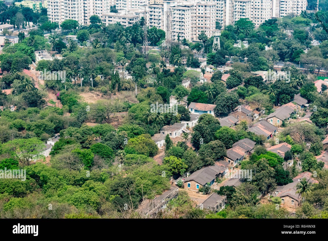 Blick von oben auf die kleinen Dorf von oben auf einem Hügel mit grünen Bäumen. Stockfoto