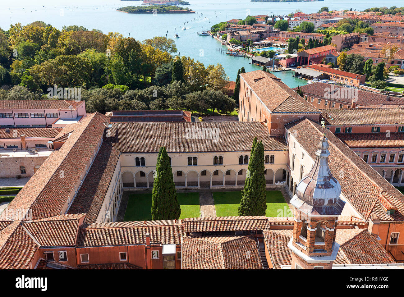 Blick vom Glockenturm des 16. Jahrhunderts Benediktinerkloster San Giorgio Maggiore Kirche am Kloster San Giorgio, Venedig, Italien. Stockfoto