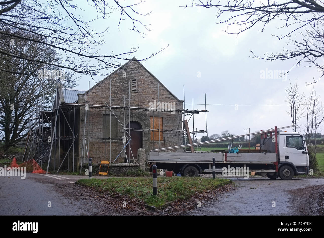 Gerüst auf einer alten Methodistischen Kapelle Kirche in ein Haus umgebaut wird. Die Entwicklung des ländlichen Raums. Cornwall. Stockfoto