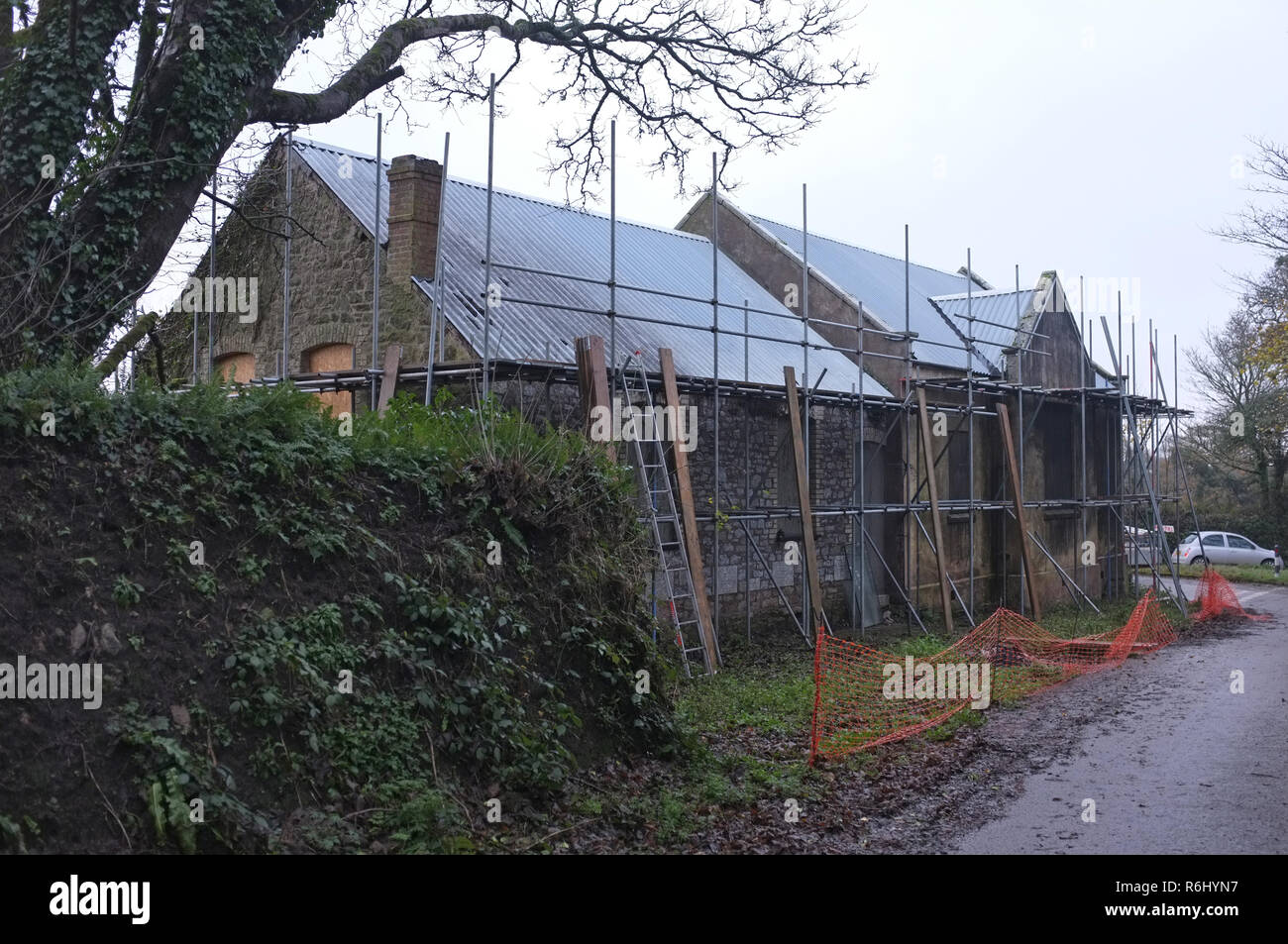 Gerüst auf einer alten Methodistischen Kapelle Kirche in ein Haus umgebaut wird. Die Entwicklung des ländlichen Raums. Cornwall. Stockfoto