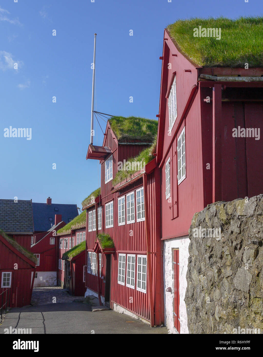 Gras Dach Häuser in Torshavn Färöer Stockfoto