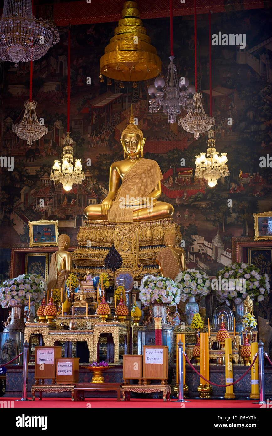 Golden Buddha Statue in einem buddhistischen Tempel der Ordination Halle in Bangkok, Thailand. Stockfoto