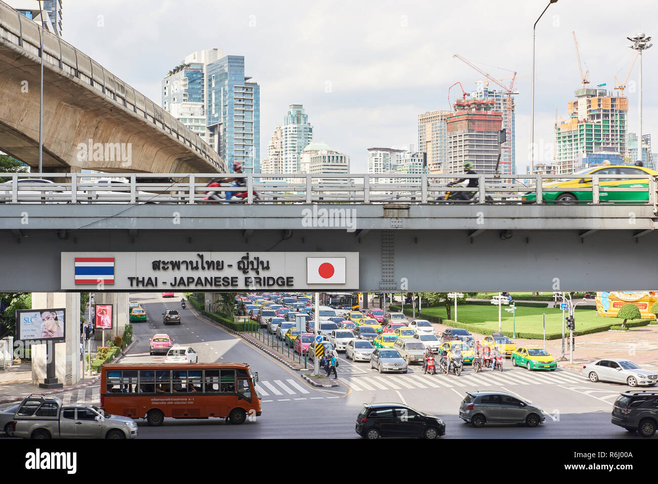 Thai-Japan Friendship Bridge mit Sicht auf die City Skyline im Hintergrund und im Vordergrund in Bangkok, Thailand. Stockfoto